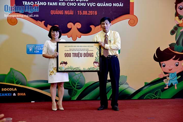 Đại diện lãnh đạo Công ty cổ phần Đường Quảng Ngãi trao bảng tượng trưng cung cấp 