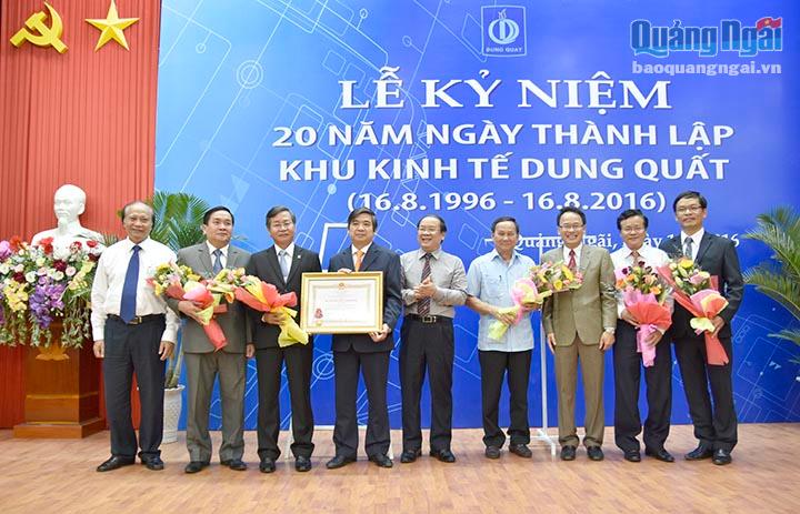 Đồng chí Nguyễn Thanh Quang-Phó Bí thư Thường trực Tỉnh ủy trao Huy chương Lao động Hạng Nhất cho tập thể KKT Dung Quất
