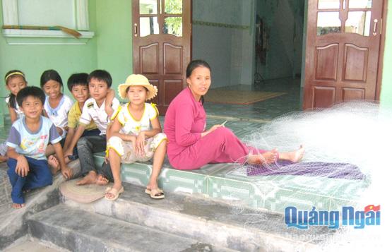  Trẻ em vùng biển Nghĩa An (TP.Quảng Ngãi).