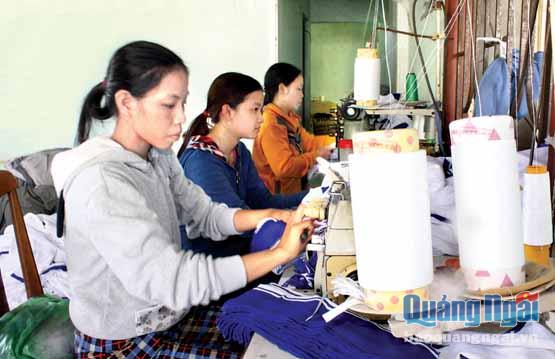 Xưởng may của chị Trương Thị Thu Thảo, ở xã  Hành Phước (Nghĩa Hành) giải quyết việc làm cho 15 lao động.       ảnh: TL