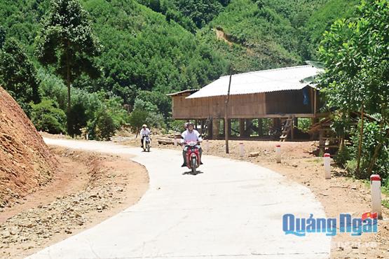  Nhiều tuyến đường giao thông đi về các thôn ở xã Ba Giang (Ba Tơ) đã được hoàn thiện.
