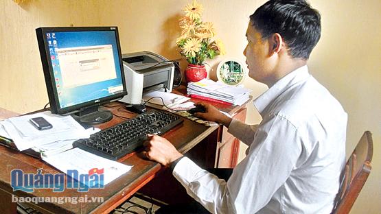 Cán bộ xã Trà Thanh (Tây Trà) làm việc trong điều kiện không có mạng internet. Ảnh: X.T