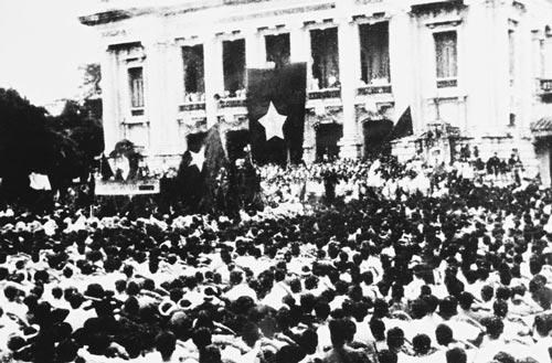  Quang cảnh mít tinh phát động khởi nghĩa giành chính quyền do Việt Minh tổ chức tại Nhà hát Lớn Hà Nội. Ảnh tư liệu