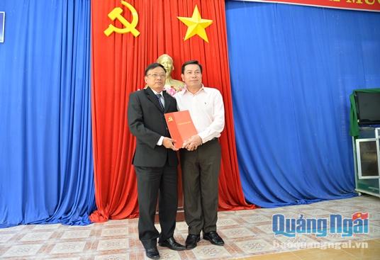 Phó Bí thư Tỉnh ủy Trần Văn Minh trao Quyết định cho tân Bí thư Huyện ủy Tây Trà tại lễ công bố
