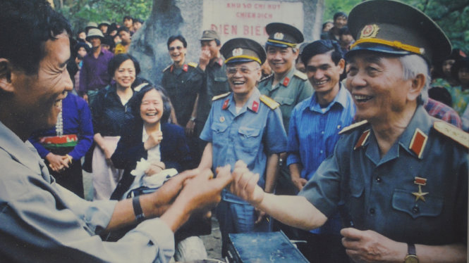  Người dân Mường Phăng chào đón Đại tướng về thăm sở chỉ huy chiến dịch Điện Biên Phủ