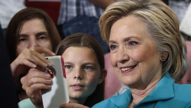 Bà Clinton chụp ảnh cùng những người ủng hộ trong chiến dịch tranh cử tại Nevada