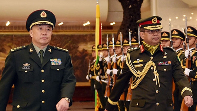 Thượng tướng Vương Kiến Bình (bên trái) là nhân vật cấp cao “ngã ngựa” trong thời gian đương chức - Ảnh: Bộ Quốc phòng Trung Quốc