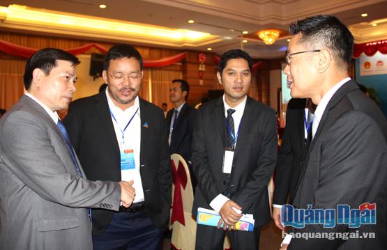 Phó Bí thư Tỉnh ủy Trần Văn Minh (bên trái) trao đổi với các nhà đầu tư nước ngoài tại Hội nghị xúc tiến đầu tư năm 2016.