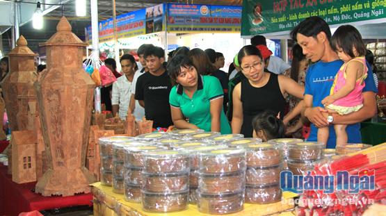  Sản phẩm quế Trà Bồng tham gia XTTM tại Hội chợ triển lãm hàng Công nghiệp nông thôn tiêu biểu Khu vực miền Trung - Tây Nguyên 2016 diễn ra ở Quảng Ngãi.