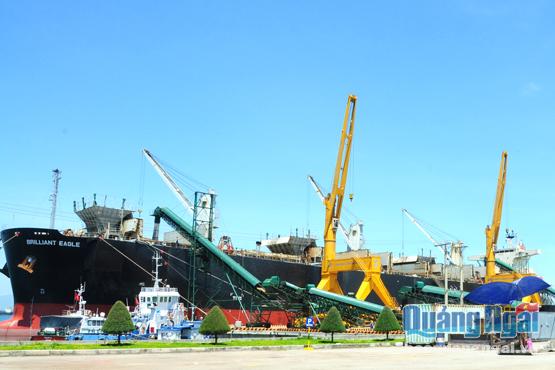 Tàu trọng tải lớn cập cảng Quốc tế Gemadept bốc dỡ hàng hóa.
