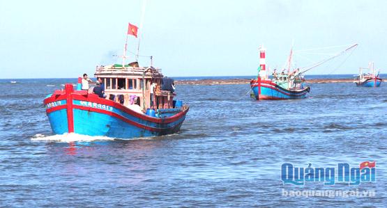 Tàu của ngư dân Huỳnh Văn Khanh trở về sau khi ứng cứu thành công tàu ông Võ Văn Lựu.