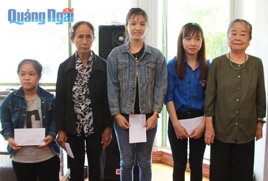 Bà Phan Thị Phi Phi trao học bổng cho con, cháu của gia đình nạn nhân.