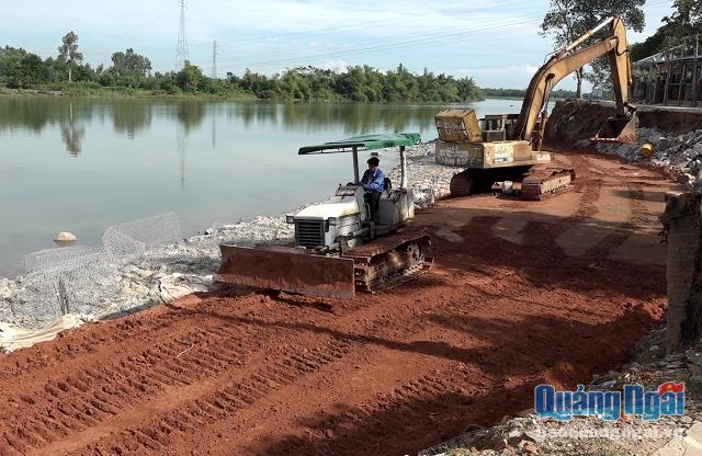 Video: Chủ động ứng phó với tình trạng sạt lở ven sông Trà Bồng