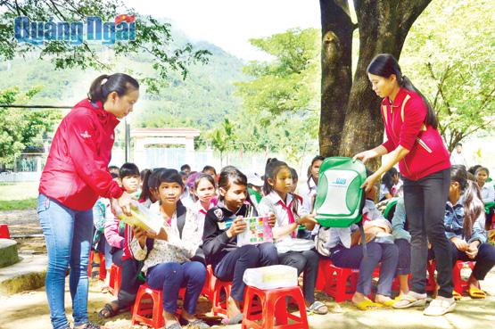  Học sinh Trường THCS Sơn Ba được thầy cô phát sách vở và cặp sách để chuẩn bị cho năm học mới.