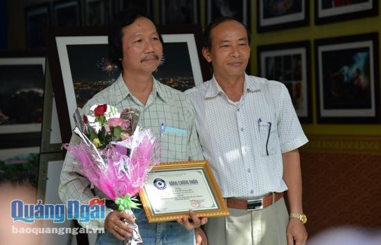 Ban tổ chức trao giải nhất cho tác giả Lê Minh Thể với tác phẩm dây chuyền sản xuất nước T1