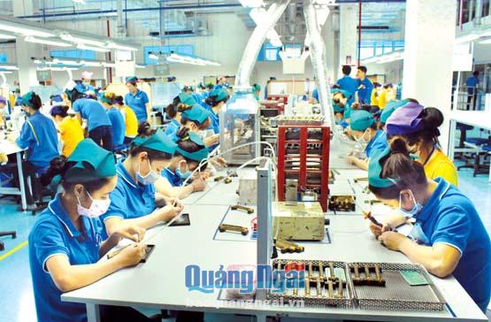 Công nhân Nhà máy sản xuất linh kiện điện tử SUMIDA trong ca làm việc.