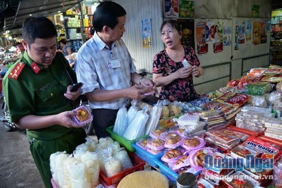 Đoàn kiểm tra liên ngành về ATVSTP kiểm tra các quày hàng bán bánh kẹo tại chợ tạm Quảng Ngãi