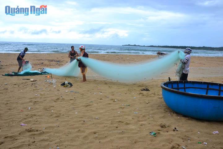 Nhiều ngư dân tại thôn Phước Thiện thu dọn lưới để tránh bão