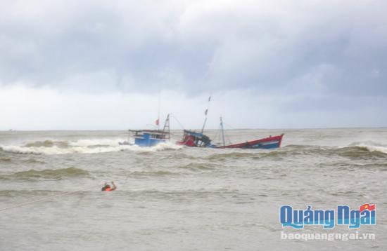 Hai tàu cá của ngư dân Nghĩa An bị mắc cạn và sóng đánh gây hư hỏng nặng
