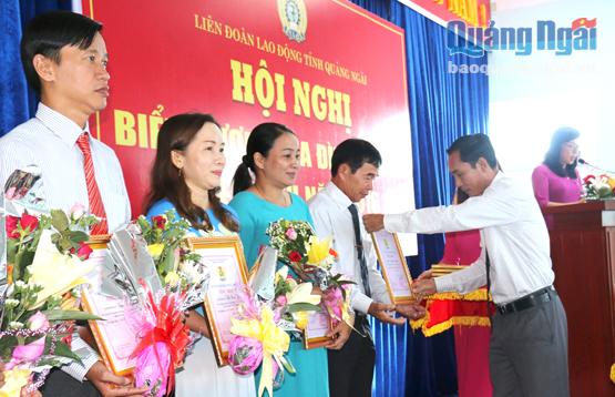 Ông Trần Quang Tòa - Phó Chủ tịch phụ trách LĐLĐ tỉnh tặng bằng khen cho các gia đình CNVC-LĐ tiêu biểu.
