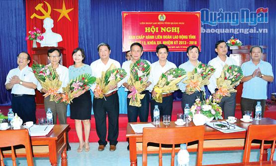 Lãnh đạo tỉnh và Tổng LĐLĐ Việt Nam tặng hoa chúc mừng các ủy viên Ban Chấp hành, Ban Thường vụ LĐLĐ tỉnh được bầu bổ sung.                                     Ảnh: X.Thiên
