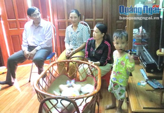 Cán bộ dân  số xã Nghĩa Phú tới từng nhà, để vận động chị em giảm sinh con thứ 3 trở lên.