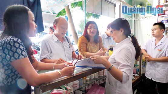 Đoàn giám sát HĐND tỉnh kiểm tra một số nhà thuốc trên địa bàn thành phố Quảng Ngãi.