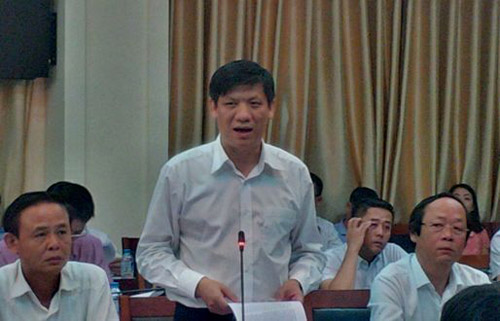 Thứ trưởng Bộ Y tế Nguyễn Thanh Long đọc báo cáo của Bộ Y tế. Ảnh: NLĐ
