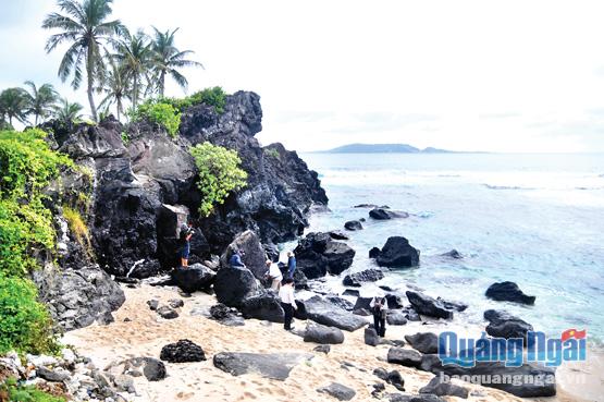 Đảo Bé ngày càng thu hút đông đảo du khách bởi vẻ đẹp hoang sơ, với những giá trị đặc biệt.