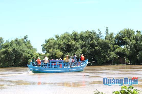 Người dân ở “ốc đảo” thôn Đông Yên 3, xã Bình Dương (Bình Sơn) phải đi đò qua sông vào mùa mưa.   