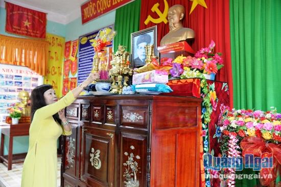 Gian thờ cụ Huỳnh Thúc Kháng được đặt ở vị trí trang trọng trong phòng truyền thống của nhà trường