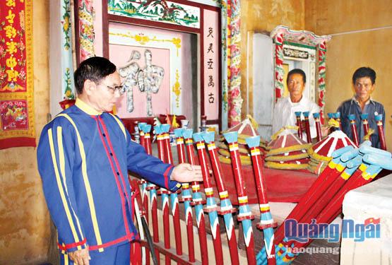Trước khi tổ chức lễ, các thành viên trong Ban tổ chức ở vạn Hải Ninh, xã Bình Thạnh (Bình Sơn) đều xem lại các vật dụng