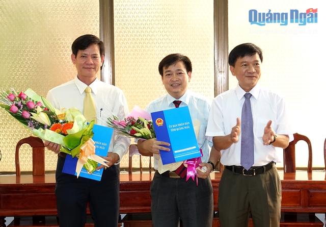 Chủ tịch UBND tỉnh Trần Ngọc Căng trao Quyết định điều động và bổ nhiệm cán bộ cho các đồng chí Ngô Văn Trọng và Nguyễn Cao Phúc 