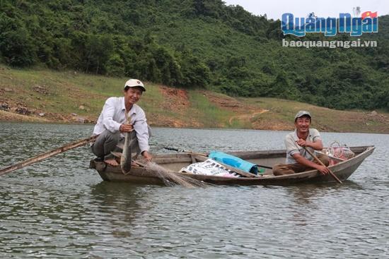 Người dân phấn khởi khi bắt được cá mè nặng hơn 2kg trên hồ Liệt Sơn.