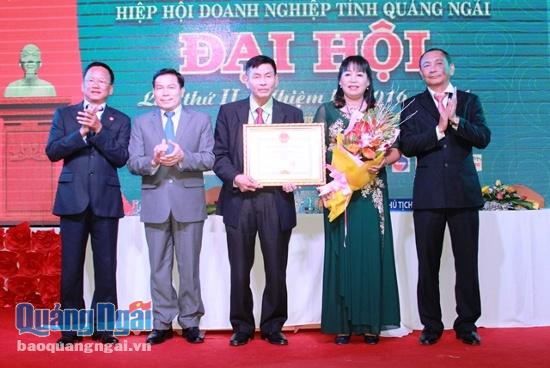 Phó Bí thư Tỉnh ủy Trần Văn Minh trao bằng khen của UBND tỉnh cho Hiệp hội.