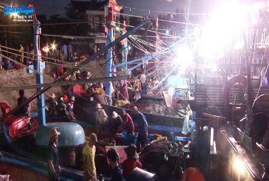 Video: Chợ đêm ở cảng Mỹ Á