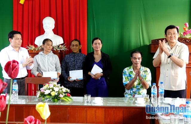 Nguyên Chủ tịch nước Trương Tấn Sang trao tiền hỗ trợ cho các gia đình ngư dân