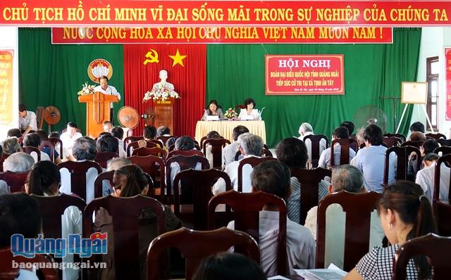 Quang cảnh buổi tiếp xúc cử tri tại xã Tịnh Ấn Tây