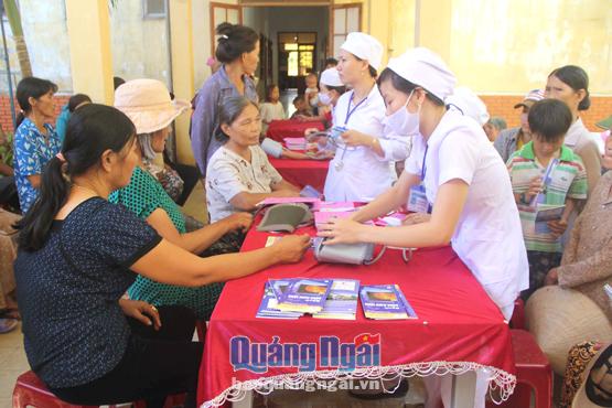  Chị em phụ nữ Lý Sơn khám sức khỏe tại Trung tâm y tế Quân Dân y kết hợp huyện.