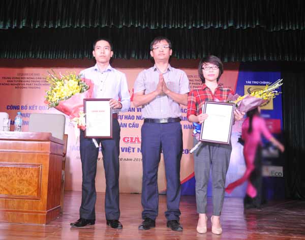   Các tác giả đoạt giải cao trong cuộc thi viết về Nông dân tiêu biểu năm 2016, tổ chức sáng 5-10