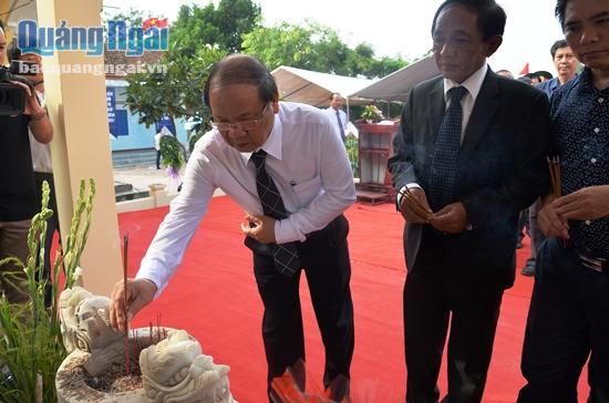 Phó Bí thư Thường trực tỉnh ủy Nguyễn Thanh Quang dâng hương trước bia tưởng niệm