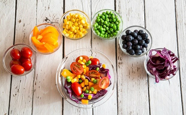 Ăn ít nhất 5 phần trái cây và rau mỗi ngày để hạn chế các nguy cơ gây tái phát đột quỵ.