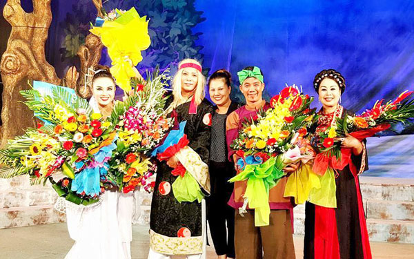  Các nghệ sĩ nhận hoa sau khi diễn vở Chuyện tình trên bến Nam Xang