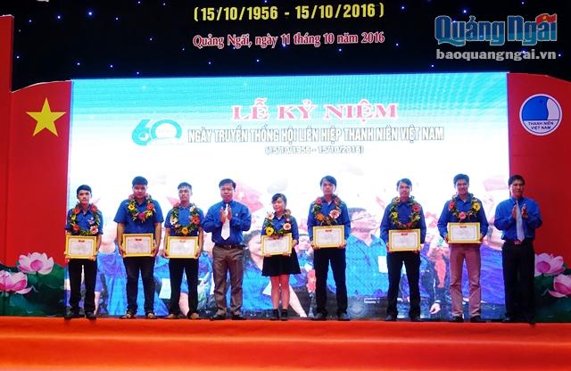 Hội LHTN Việt Nam tỉnh tặng Bằng khen cho cán bộ Hội và thủ lĩnh thanh niên tiêu biểu