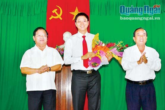 Đồng chí Nguyễn Viết Vi (đứng giữa) - Bí thư Huyện ủy Lý Sơn là cán bộ trẻ dưới 35 tuổi đầu tiên của tỉnh thực hiện Quy chế luân chuyển, điều động cán bộ lãnh đạo, quản lý và cán bộ trẻ của Ban Thường vụ Tỉnh ủy.
