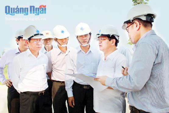 Bí thư Tỉnh ủy Lê Viết Chữ kiểm tra tình hình triển khai dự án Khu CN VSIP Quảng Ngãi và chỉ đạo tháo gỡ khó khăn vướng mắc cho chủ đầu tư.