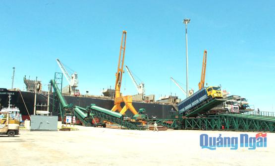 Xuất khẩu dăm gỗ ở Cảng GEMADEPT Dung Quất.                          Ảnh: P.Danh