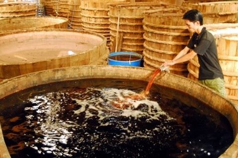 Mỗi năm, người tiêu dùng Việt tiêu thụ khoảng 200 triệu lít nước mắm, trong đó 50 triệu lít là nước mắm nguyên chất (nước mắm truyền thống).