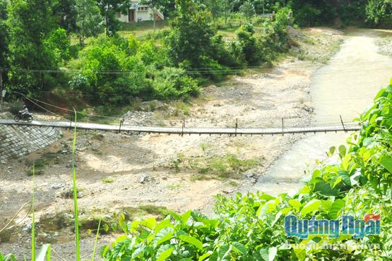 Cầu treo bắt qua suối Huy Măng (Sơn Dung, Sơn Tây) hư hỏng nặng nhưng vẫn phải 