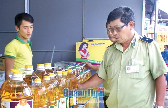 Lực lượng quản lý thị trường tỉnh kiểm soát hàng hóa lưu thông tại  huyện Tây Trà.